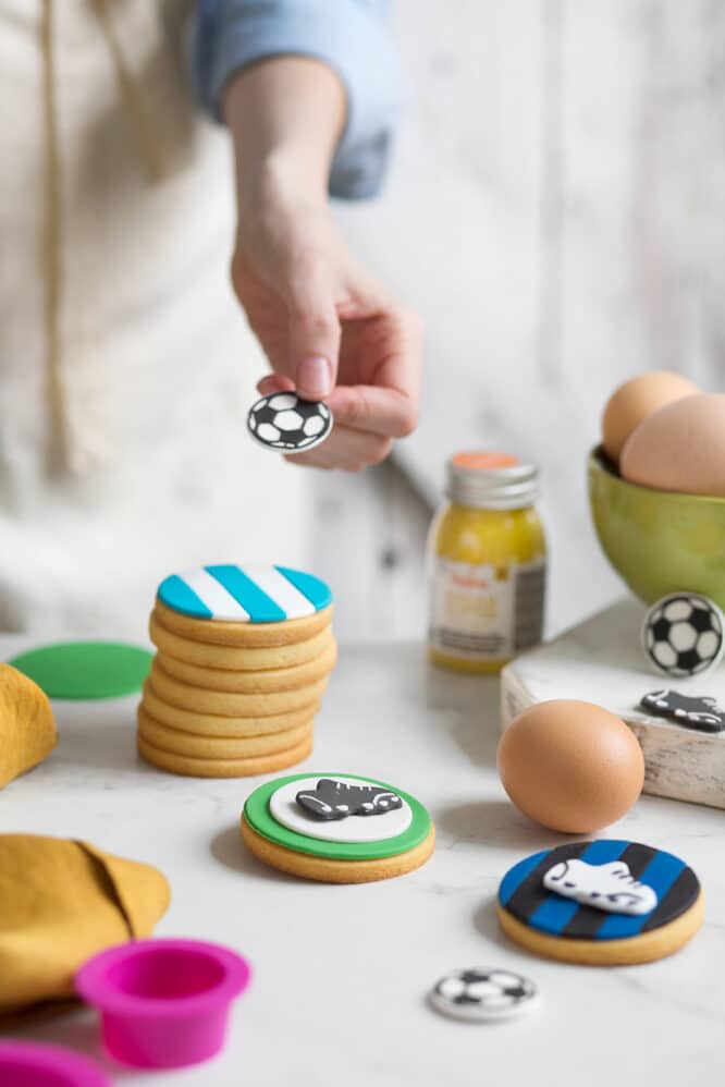 decora-bake-cook-goal-d-corations-en-sucre-6-pcs-3-4-cm image 3